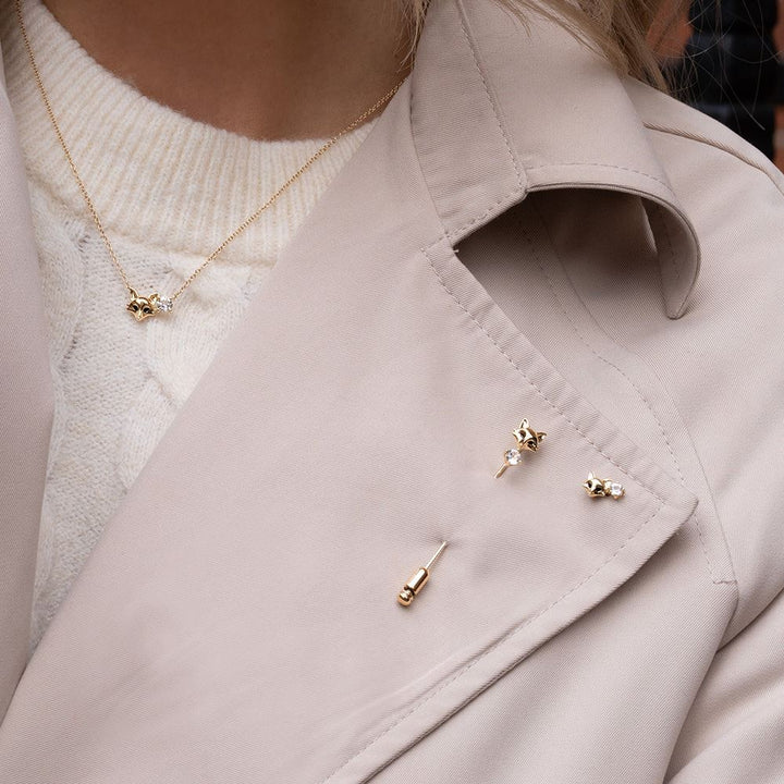 Pin de solapa de zorro con topacio blanco gardenia en oro amarillo de 9 quilates