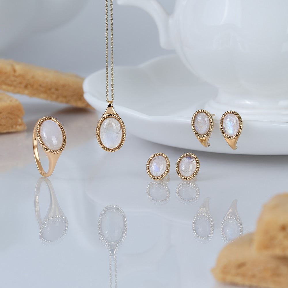 Collar clásico con colgante de piedra lunar arcoíris ovalada en oro amarillo de 9 quilates