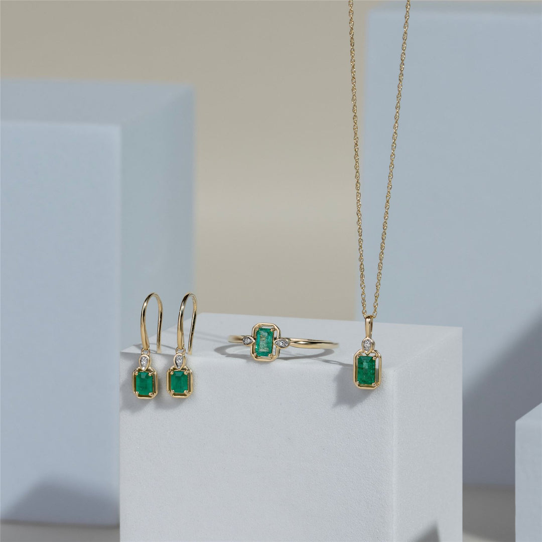Pendientes colgantes clásicos de esmeralda baguette y diamantes en oro amarillo de 9 quilates