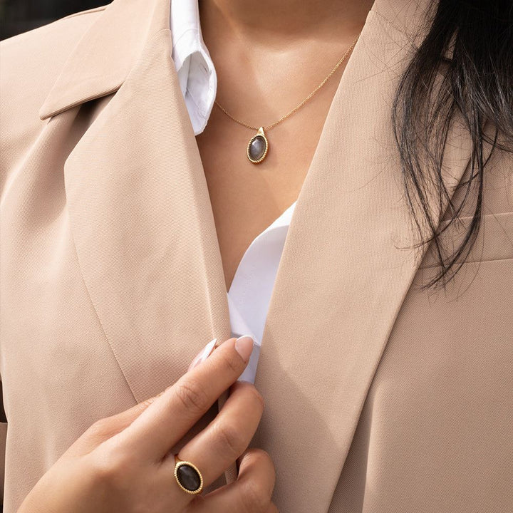 Anillo clásico de piedra lunar negra ovalada en oro amarillo de 9 quilates