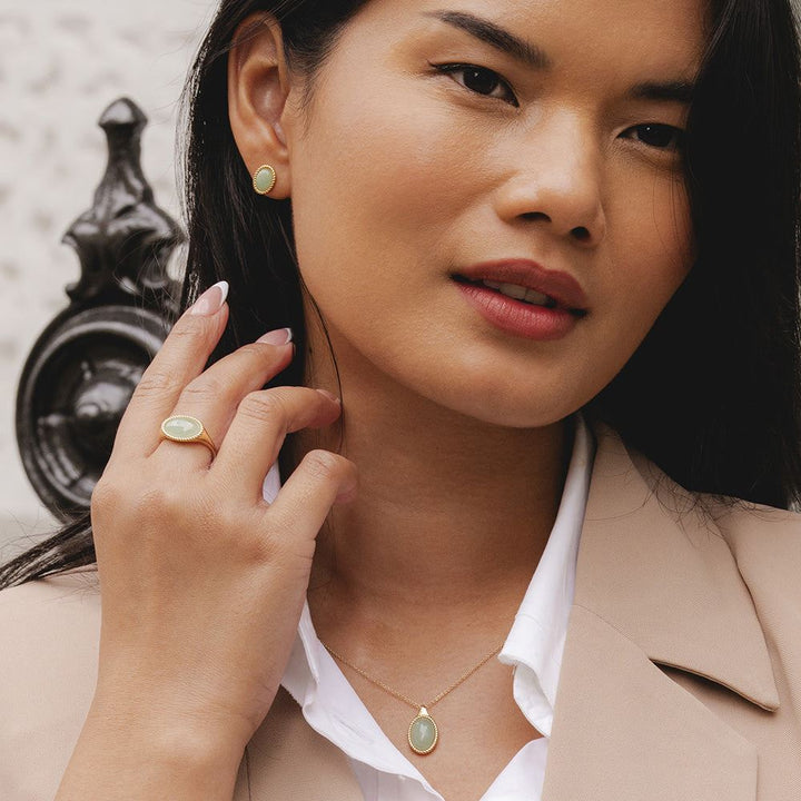 Anillo clásico de jadeíta verde ovalada en oro amarillo de 9 quilates