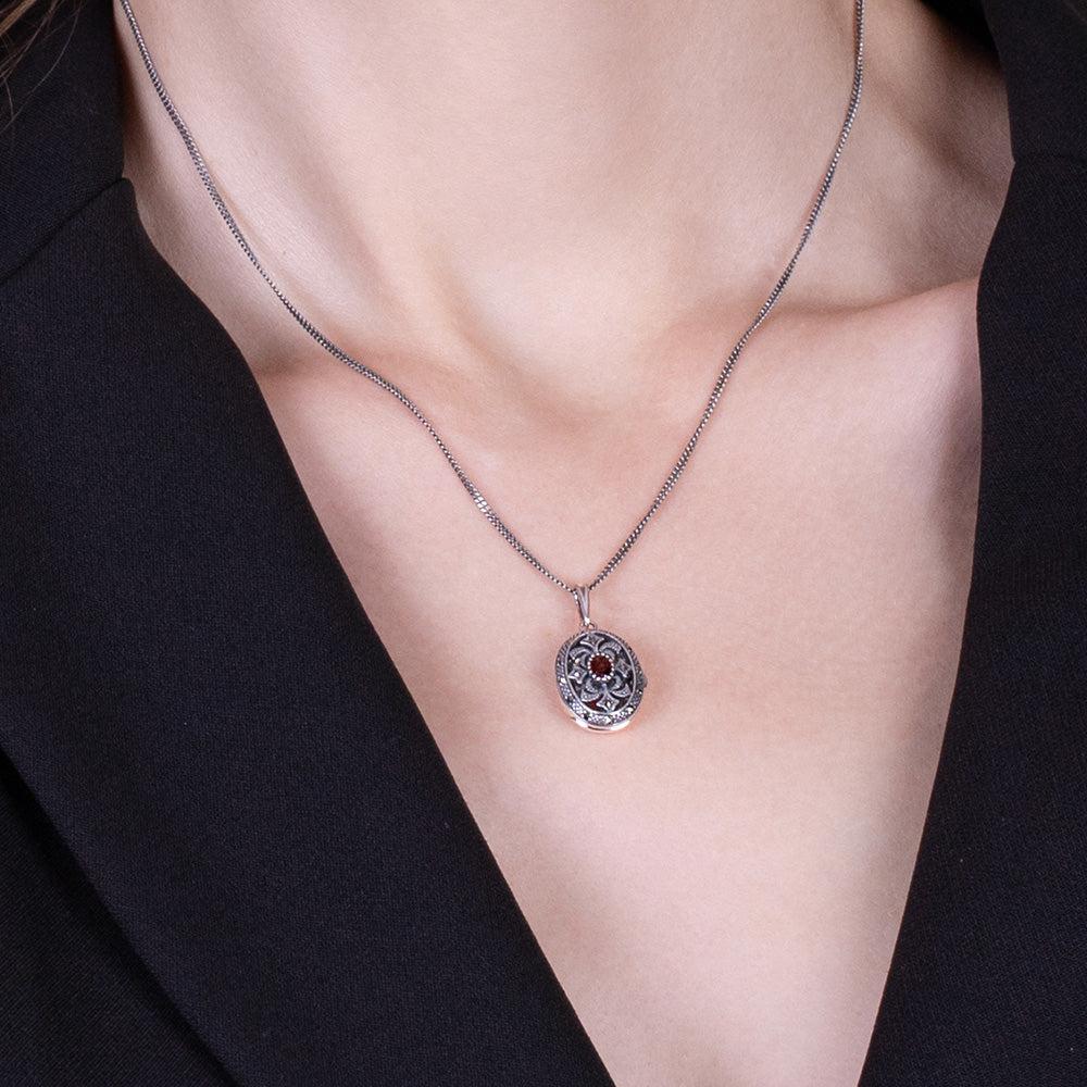 Collar estilo Art Nouveau con medallón ovalado de granate y marcasita en plata de ley