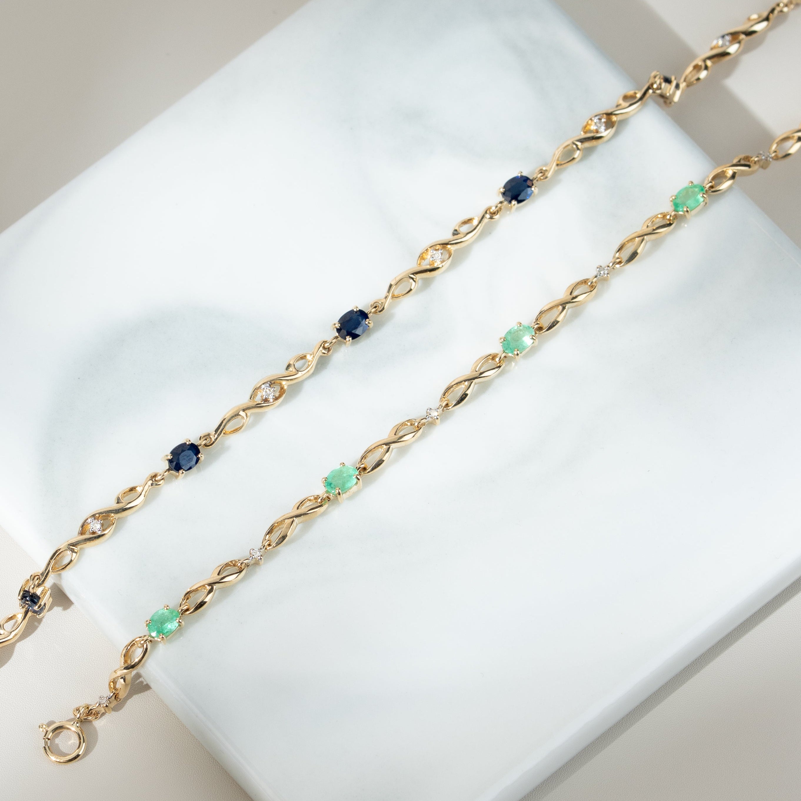 Brazalete de tenis Infinity Luxe con diamantes y zafiros en oro de 9 quilates