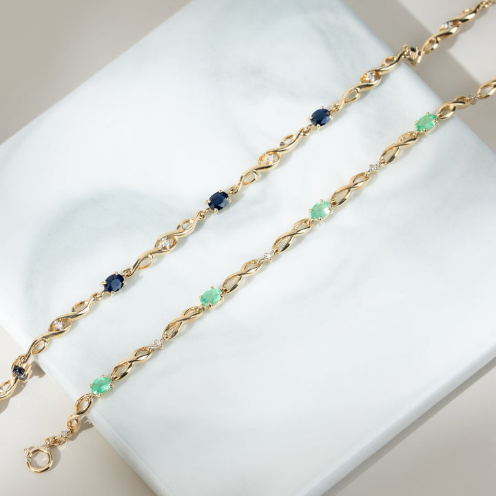 Brazalete de tenis Infinity Luxe con diamantes y esmeraldas en oro de 9 quilates