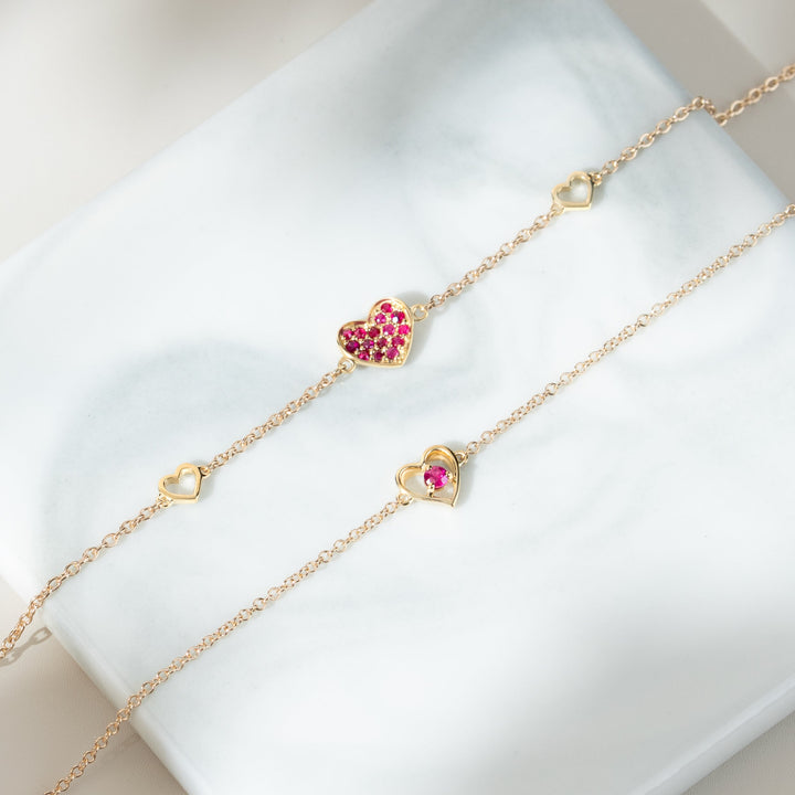 Brazalete clásico con corazón de amor y rubí redondo de una sola piedra en oro amarillo de 9 quilates