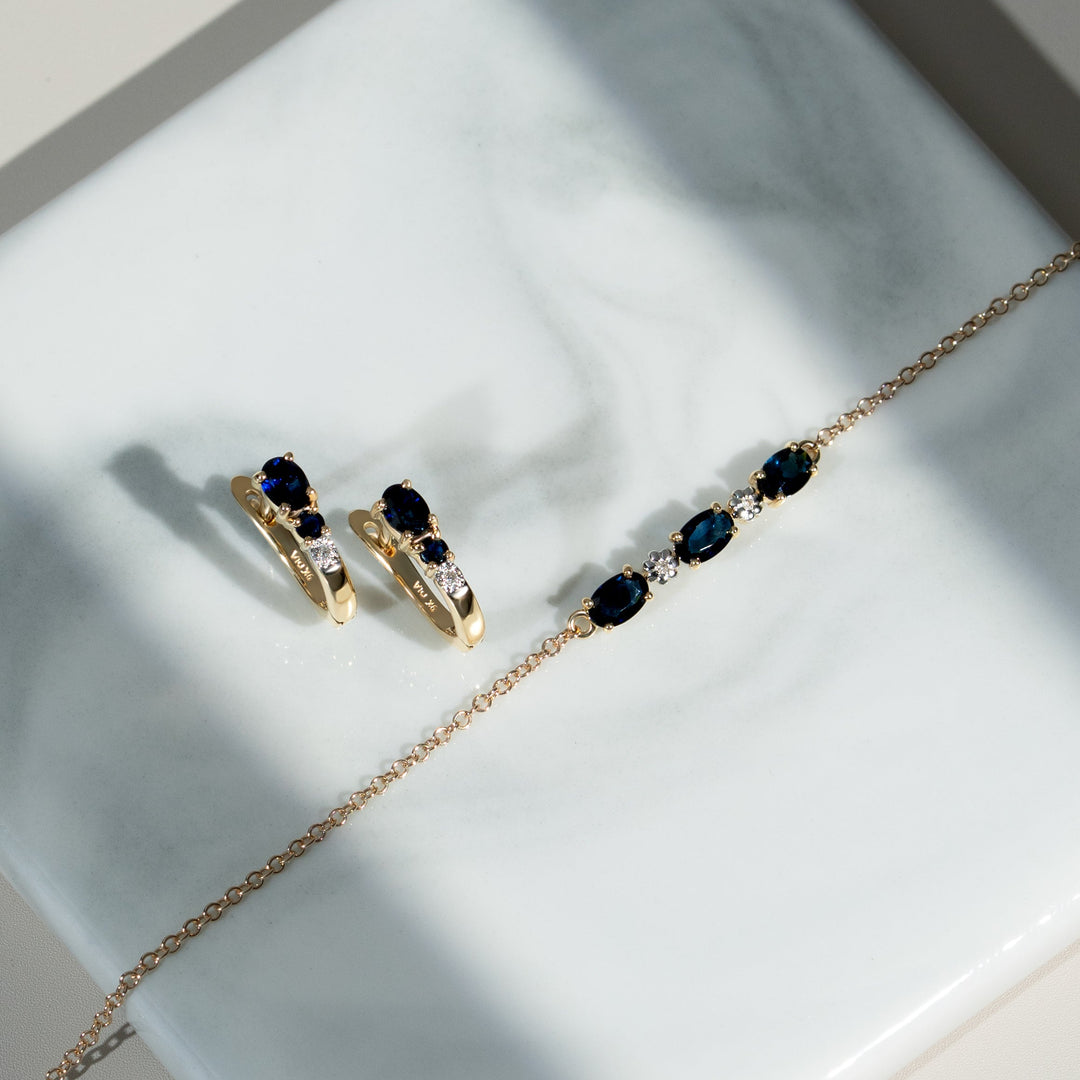 Aretes tipo argolla con diamantes y zafiros ovalados clásicos en oro amarillo de 9 quilates