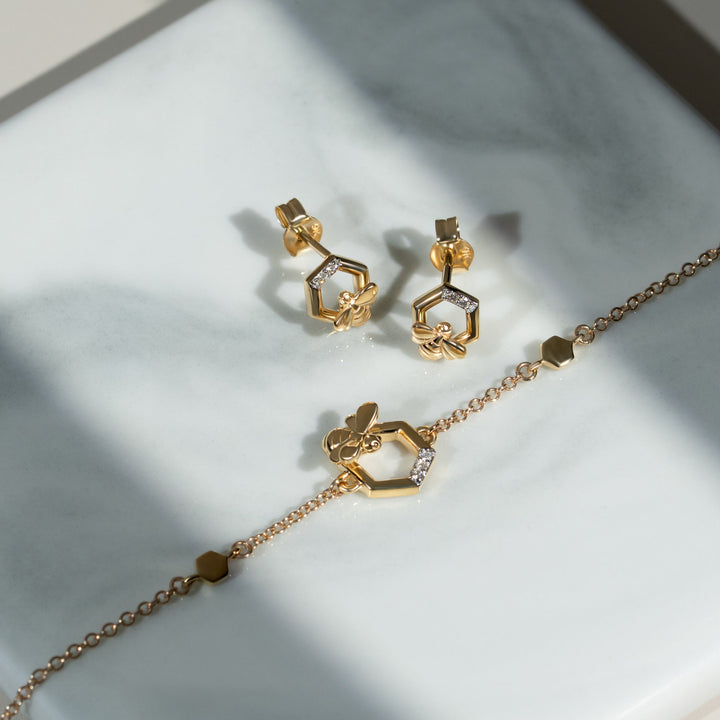 Aretes de abeja hexagonal con diamantes inspirados en panal en oro amarillo de 9 quilates