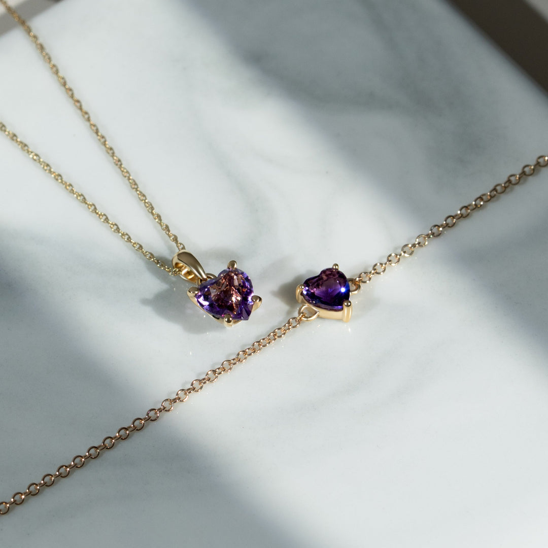 Colgante clásico de corazón con amatista en oro amarillo de 9 ct