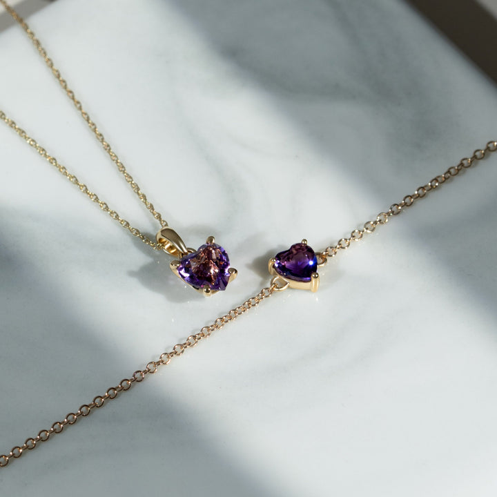 Colgante clásico de corazón con amatista en oro amarillo de 9 ct