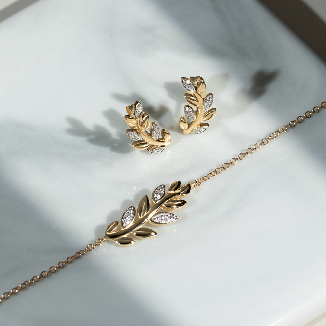 Aretes con pavé de diamantes O Leaf en oro amarillo de 9 quilates