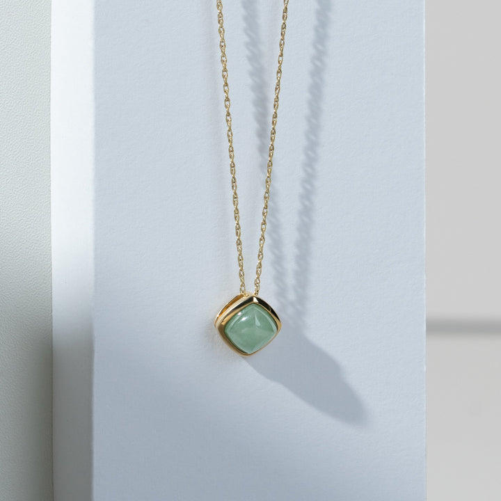Colgante clásico con bisel de jade verde de talla cojín en oro amarillo de 9 quilates