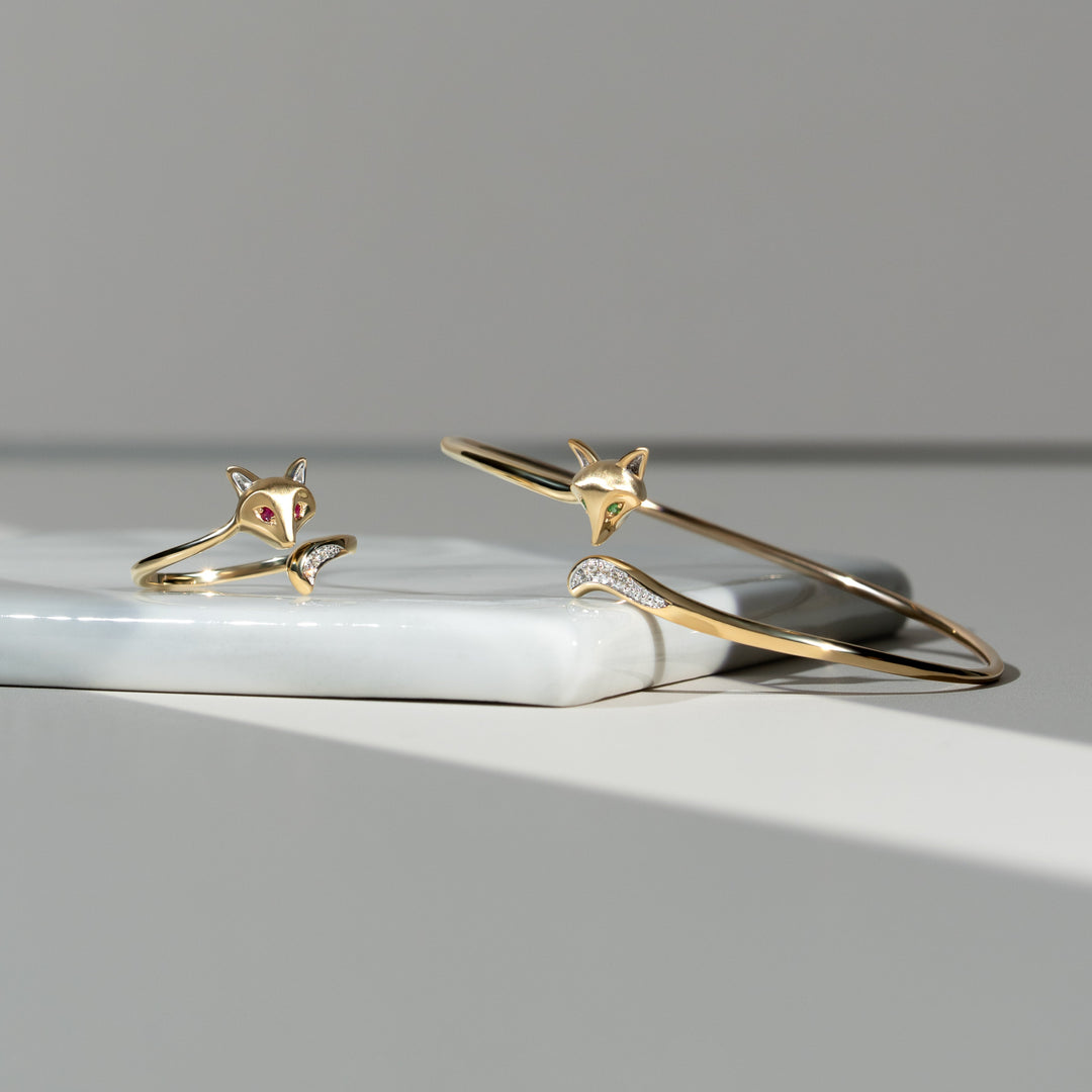 Anillo de zorro con rubí y gardenia en oro amarillo de 9 quilates