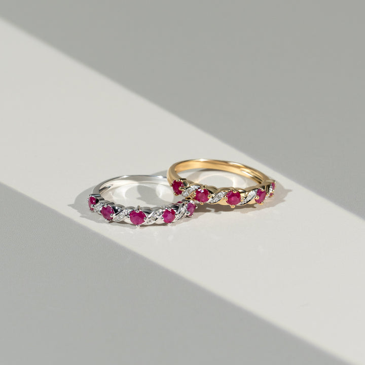 Anillo redondo clásico de media eternidad con diamantes y rubíes en oro blanco de 9 quilates
