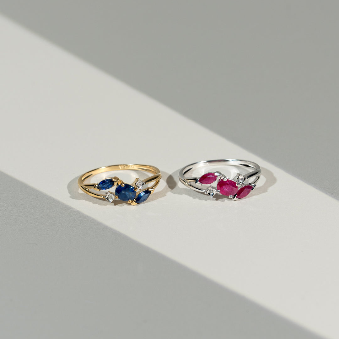 Anillo de tres piedras de diamantes y zafiros azul claro de talla marquesa contemporánea en oro amarillo de 9 quilates