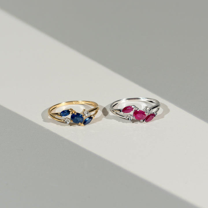 Anillo de tres piedras de diamantes y zafiros azul claro de talla marquesa contemporánea en oro amarillo de 9 quilates