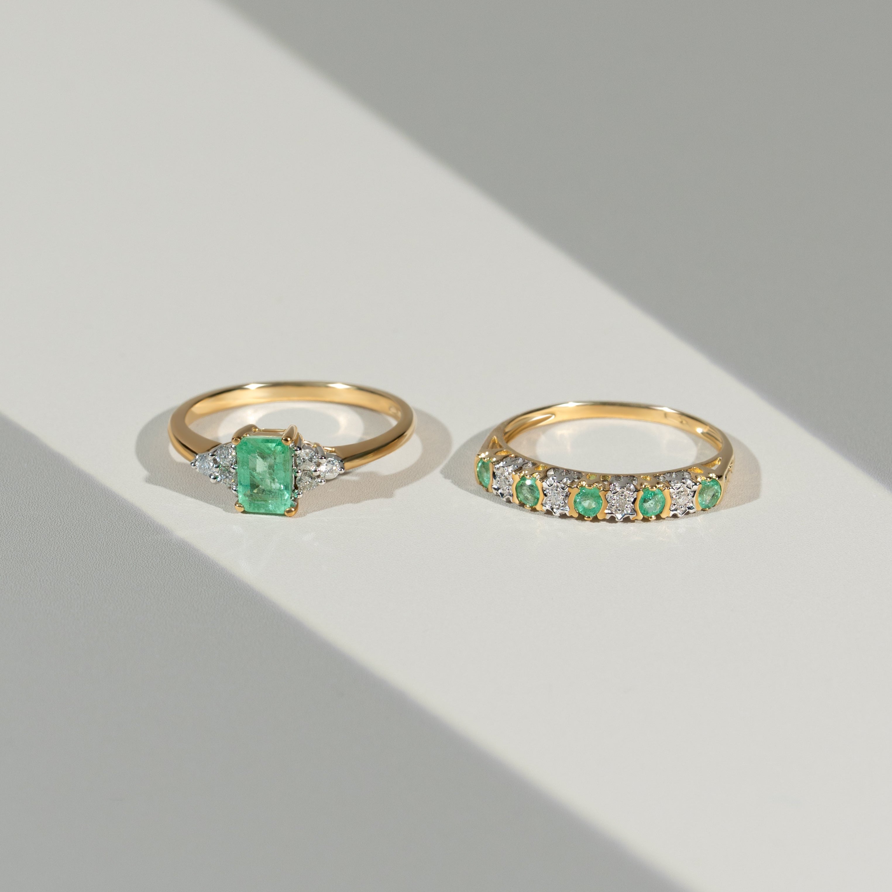 Anillo de eternidad clásico de diamantes y esmeraldas en oro amarillo de 9 quilates