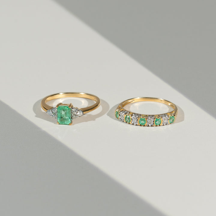 Anillo de eternidad clásico de diamantes y esmeraldas en oro amarillo de 9 quilates