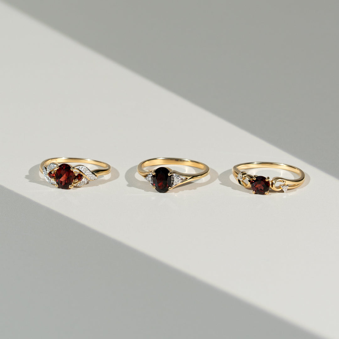 Anillo redondo clásico de granate y diamantes en oro amarillo de 9 quilates