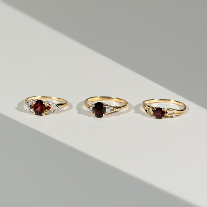 Anillo redondo clásico de granate y diamantes en oro amarillo de 9 quilates
