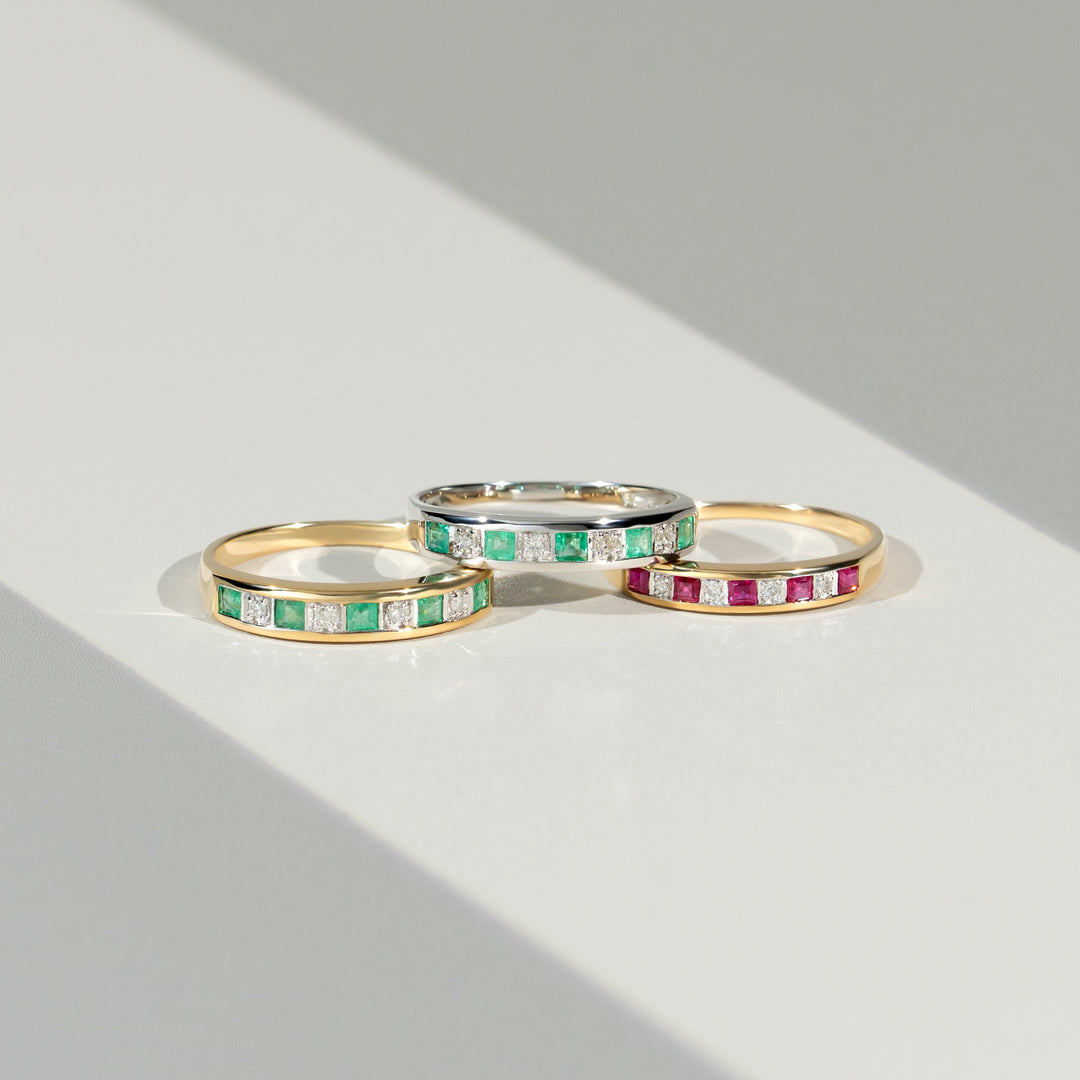 Anillo clásico de media eternidad con diamante y esmeralda cuadrada en oro blanco de 9 quilates