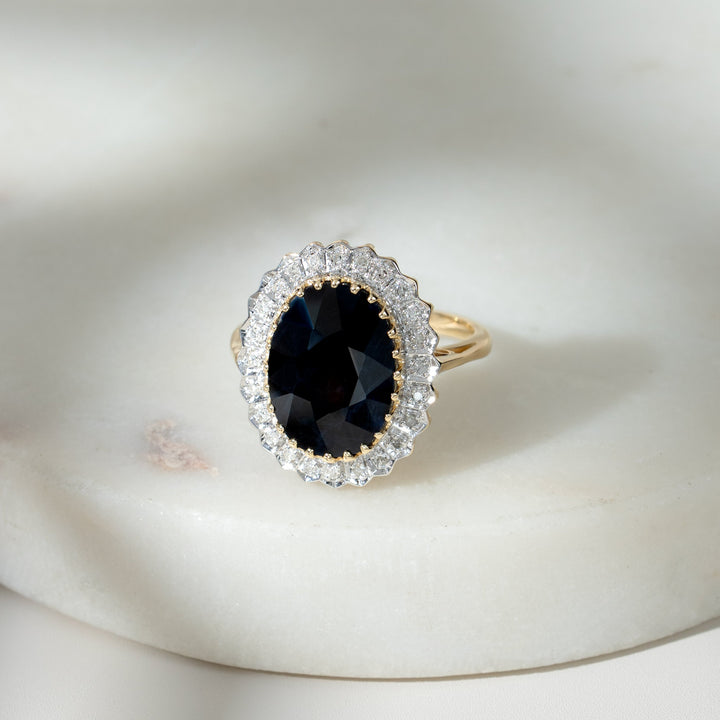 Anillo clásico de lujo con zafiro oscuro y diamantes en oro de 9 quilates