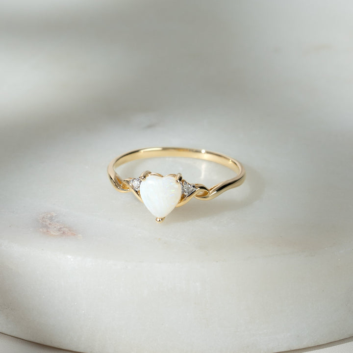 Anillo de corazón clásico de ópalo y diamantes en oro amarillo de 9 quilates