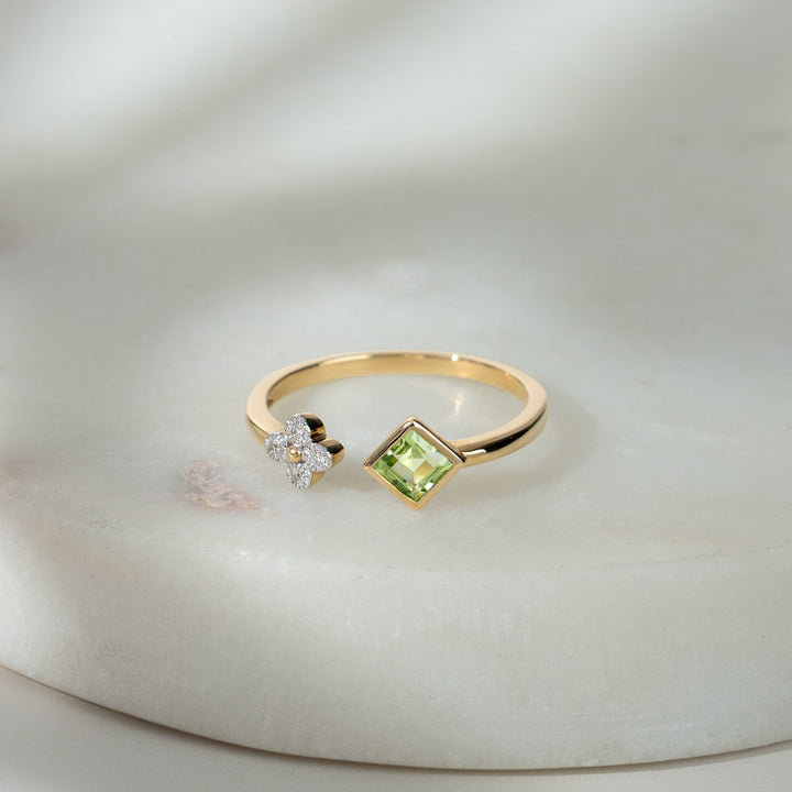 Anillo abierto contemporáneo de peridoto y diamantes en oro amarillo de 9 quilates