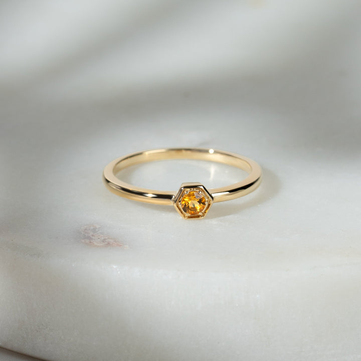 Anillo solitario de citrino inspirado en panal de abeja en oro amarillo de 9 quilates