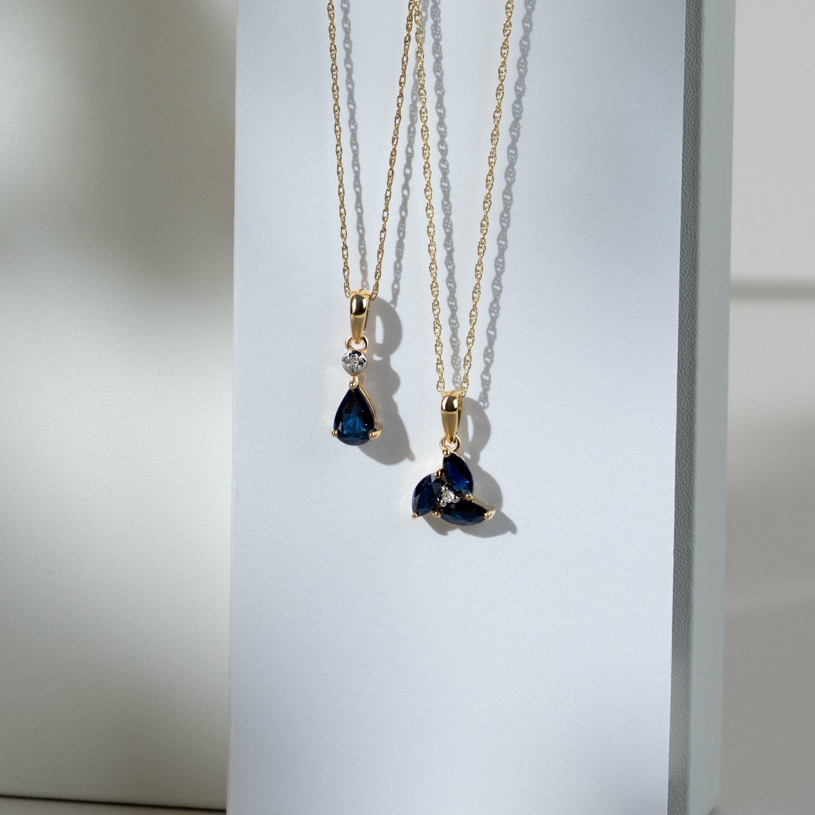 Colgante floral de zafiro marquesa y racimo de diamantes en oro amarillo de 9 quilates