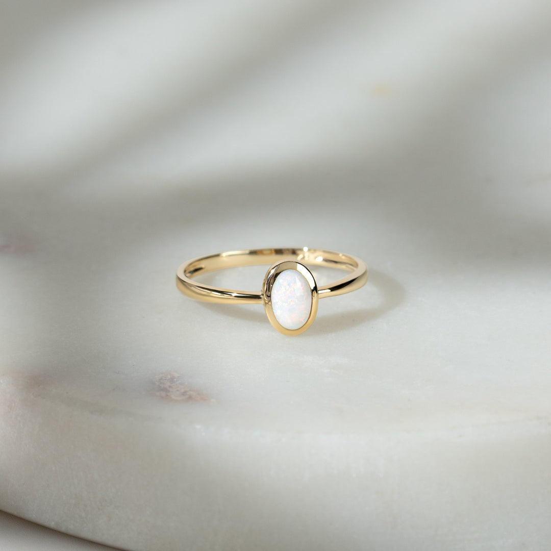 Anillo clásico de ópalo ovalado en oro amarillo de 9 quilates