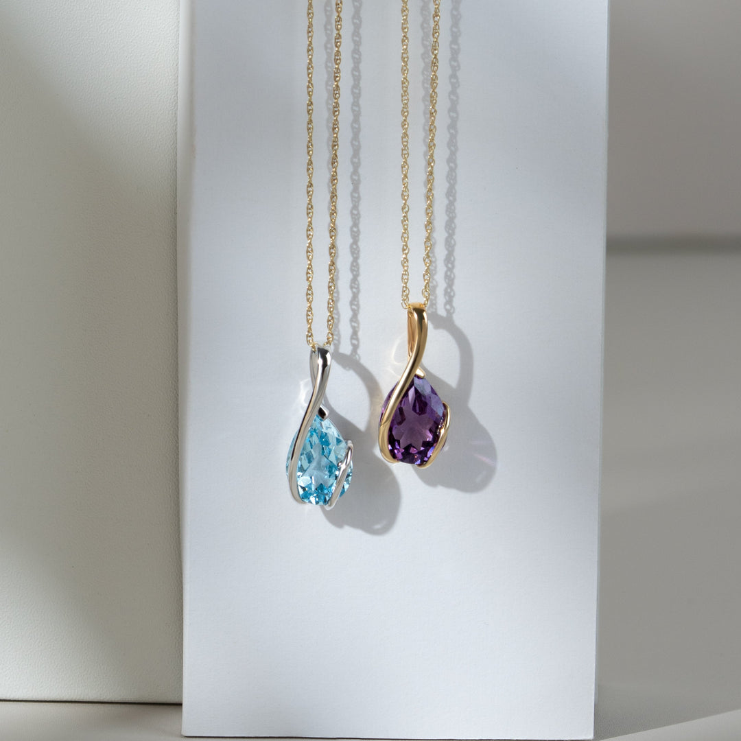 Colgante clásico de topacio azul pera en oro blanco de 9 ct