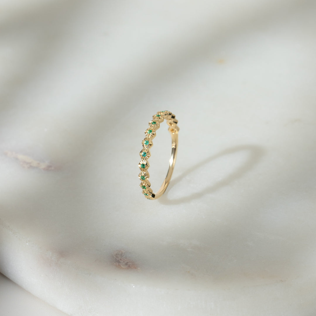 Anillo de esmeralda Half Eternity en oro amarillo de 9 quilates