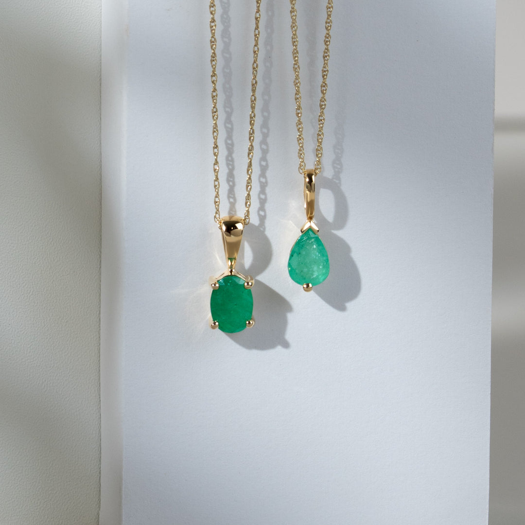 Colgante clásico de pera y esmeralda en oro amarillo de 9 ct
