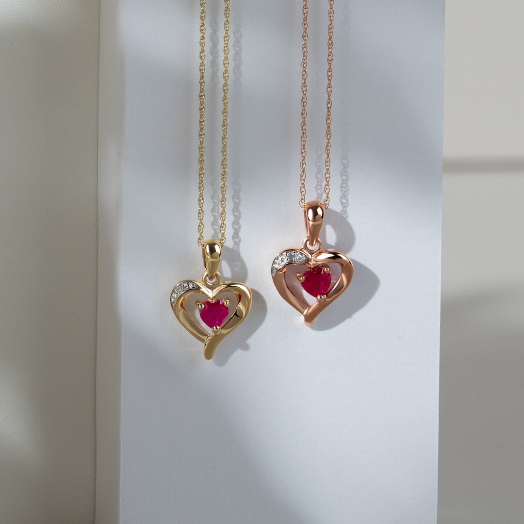 Colgante de corazón clásico con rubí y diamante Love Heart en oro rosa de 9 quilates