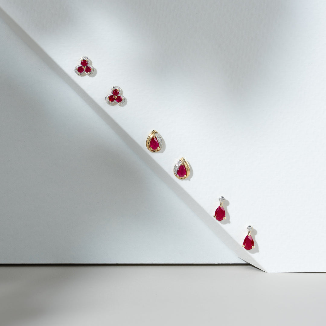 Aretes clásicos en forma de lágrima con diamantes y rubí pera en oro amarillo de 9 quilates
