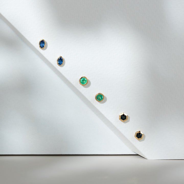 Aretes clásicos de zafiro azul ovalado en oro amarillo de 9 quilates