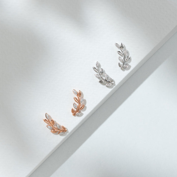 Aretes con pavé de diamantes O Leaf en oro blanco de 9 quilates