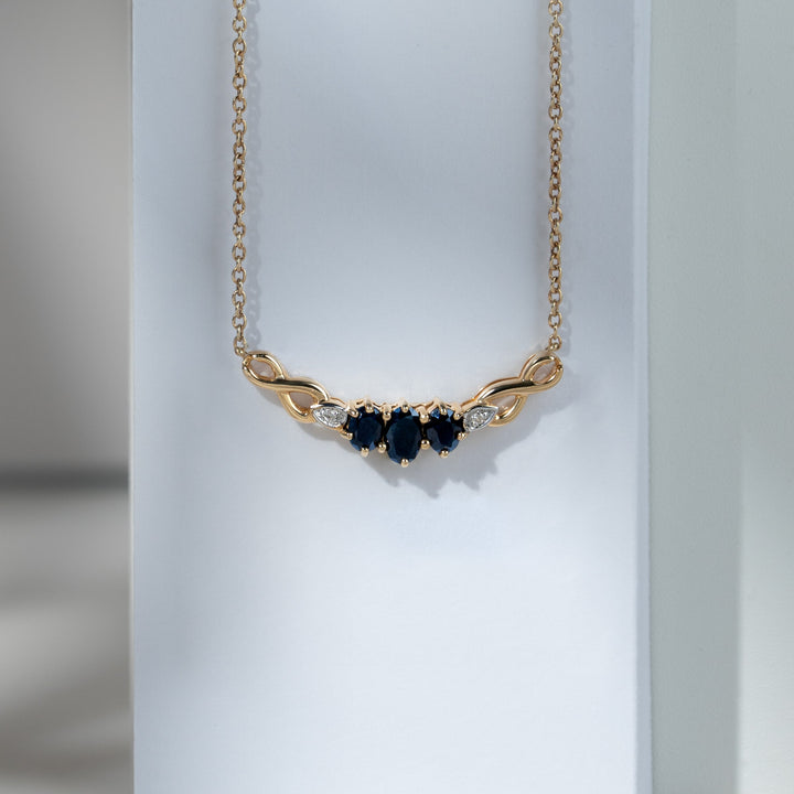 Collar infinito de zafiros y diamantes en oro amarillo de 9 quilates