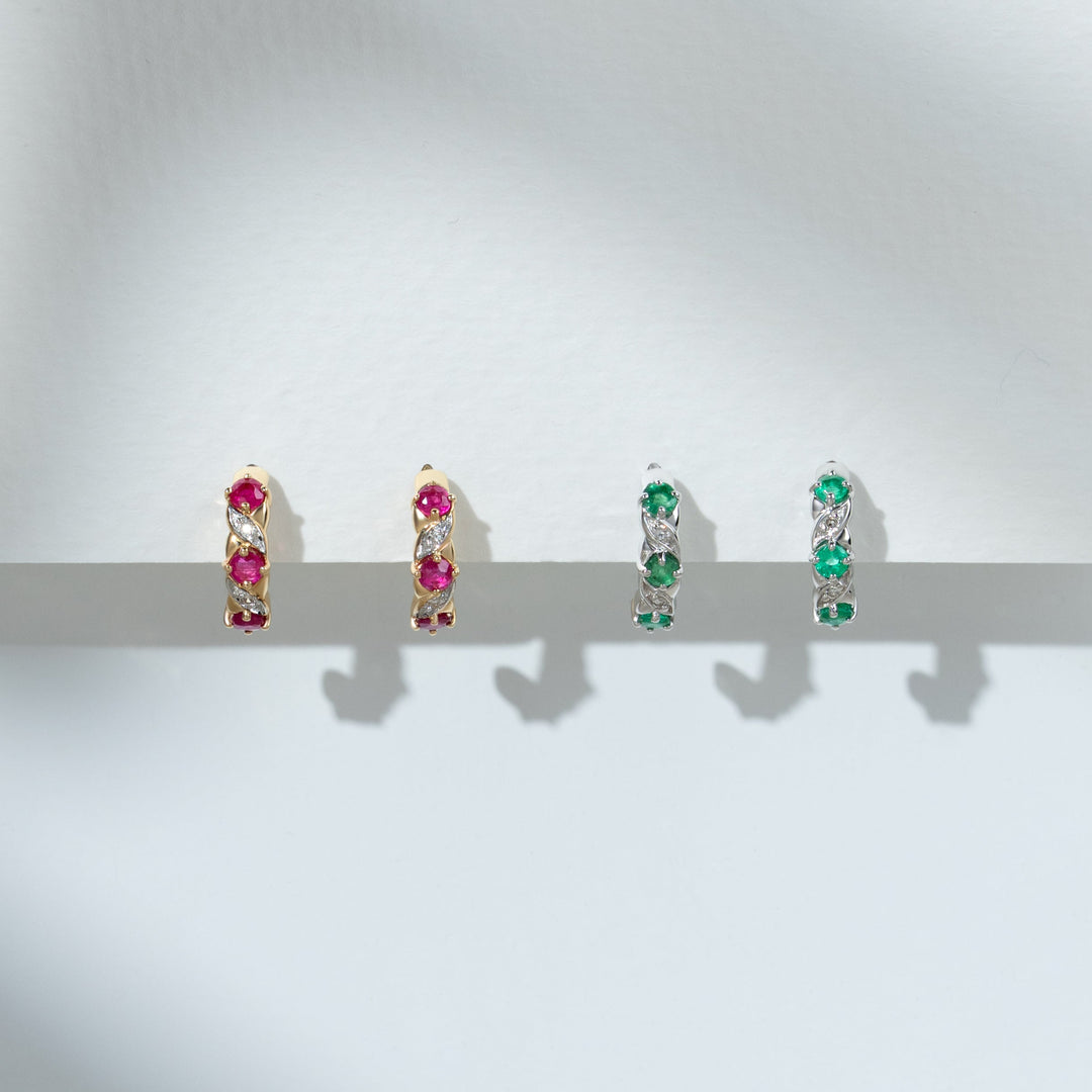 Aretes de medio argolla con diamantes y esmeraldas redondas clásicas en oro blanco de 9 quilates