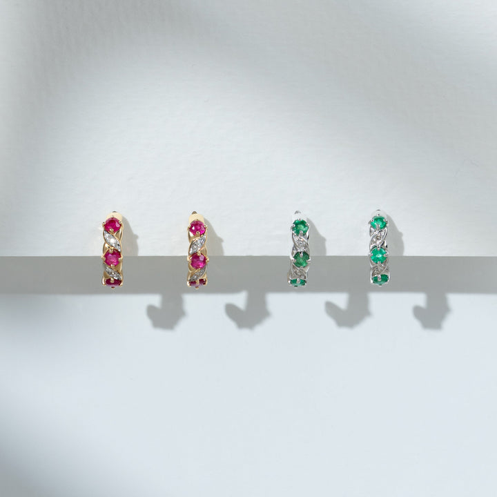 Aretes de medio argolla con diamantes y esmeraldas redondas clásicas en oro blanco de 9 quilates