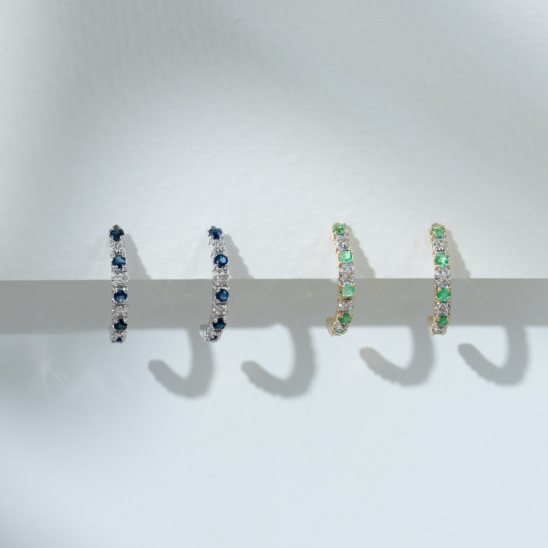 Aretes estilo argolla de diamantes y zafiros redondos clásicos en oro blanco de 9 quilates