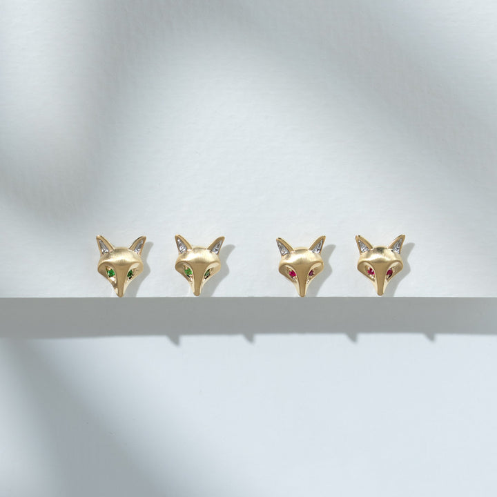 Pendientes de zorro con rubí y gardenia en oro amarillo de 9 quilates