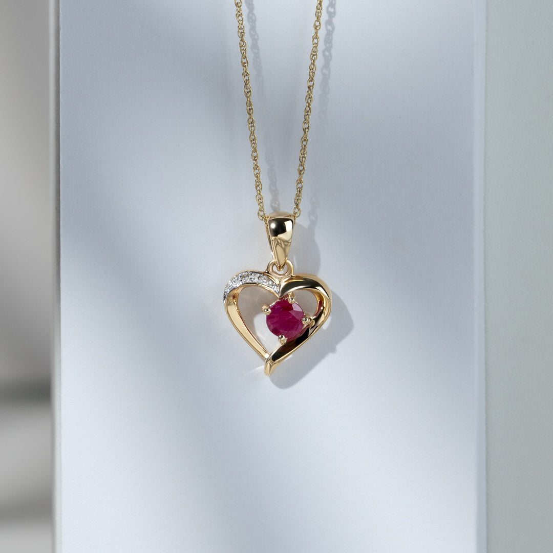 Colgante redondo clásico de rubí y diamante en forma de corazón en oro amarillo de 9 quilates