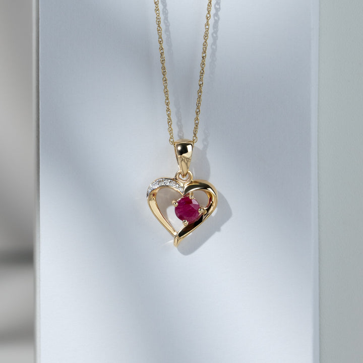 Colgante redondo clásico de rubí y diamante en forma de corazón en oro amarillo de 9 quilates