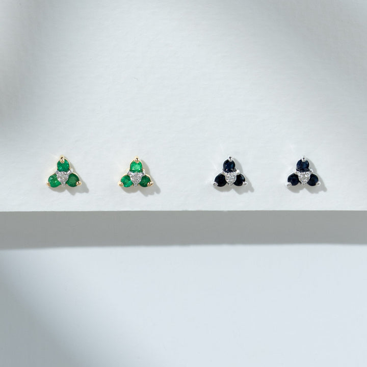 Aretes de racimo de diamantes y esmeraldas redondas florales en oro amarillo de 9 quilates