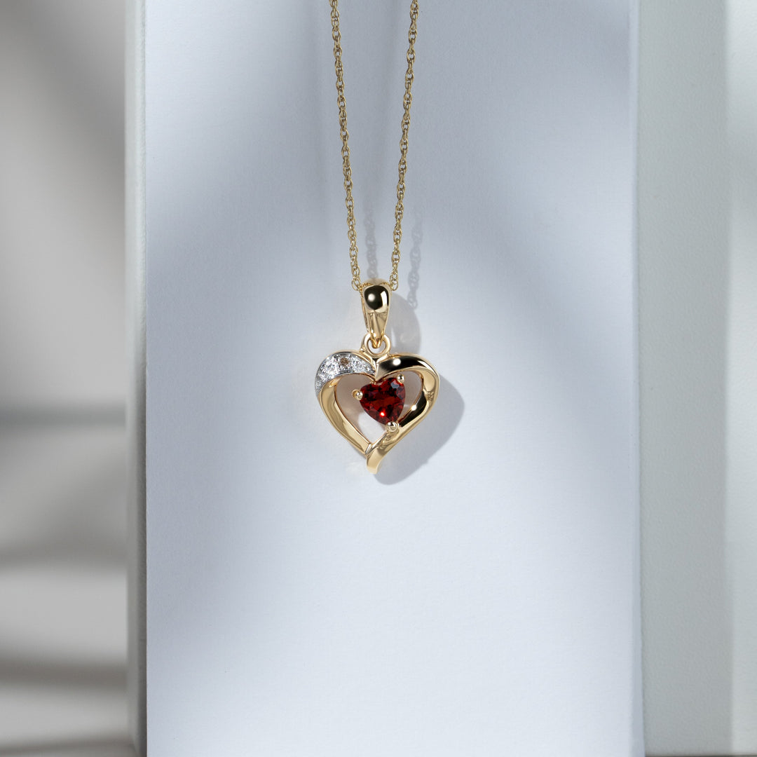 Colgante clásico de corazón con granate y diamantes en oro amarillo de 9 quilates