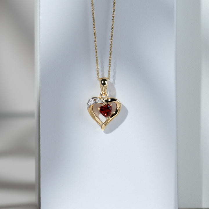 Colgante clásico de corazón con granate y diamantes en oro amarillo de 9 quilates