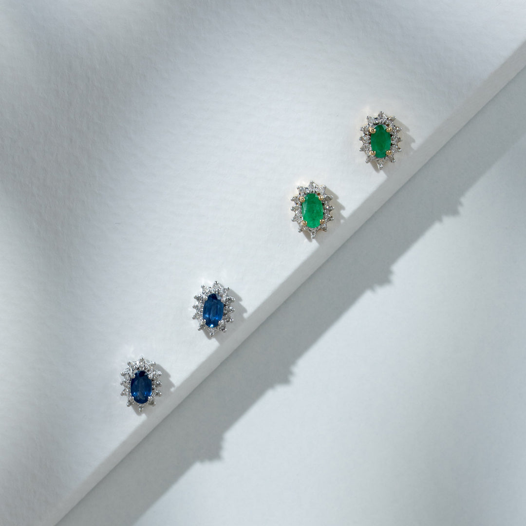 Aretes de racimo de diamantes y zafiros azul claro ovalados clásicos en oro blanco de 9 quilates