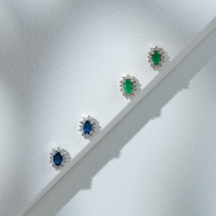 Aretes de racimo de diamantes y zafiros azul claro ovalados clásicos en oro blanco de 9 quilates