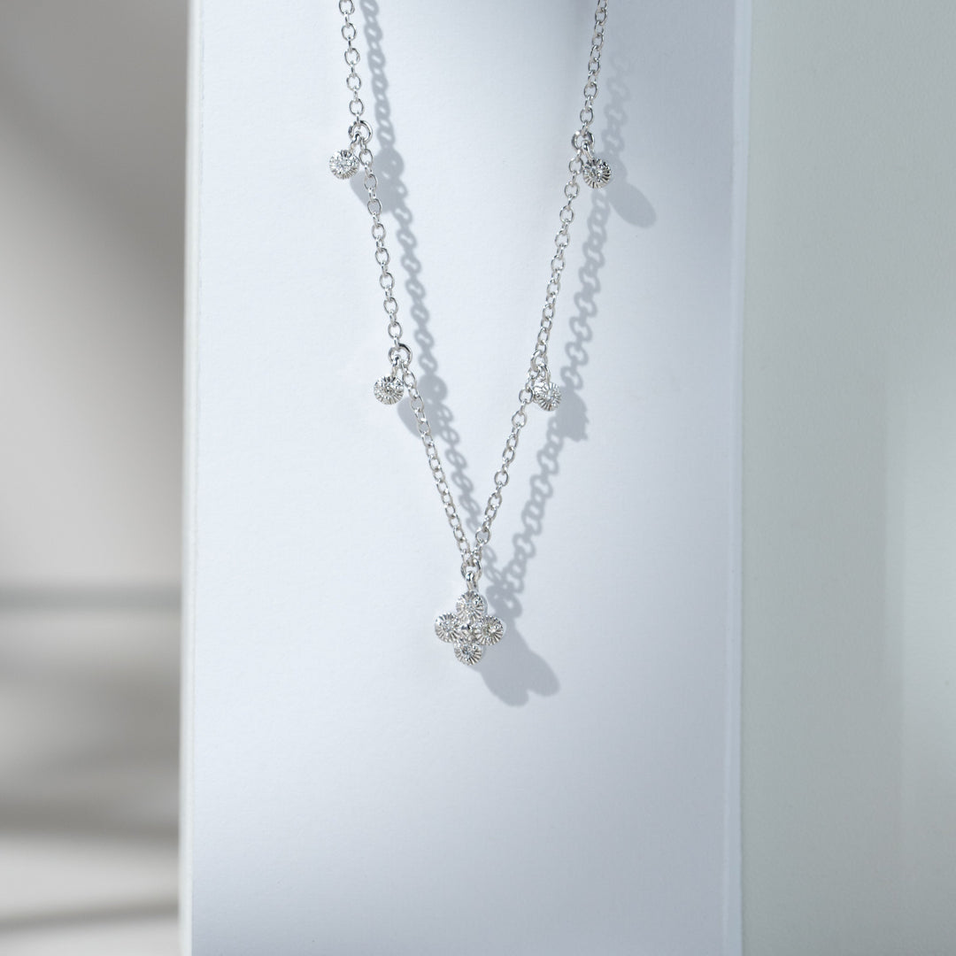 Gargantilla con dije de flores de diamantes en oro blanco de 9 quilates